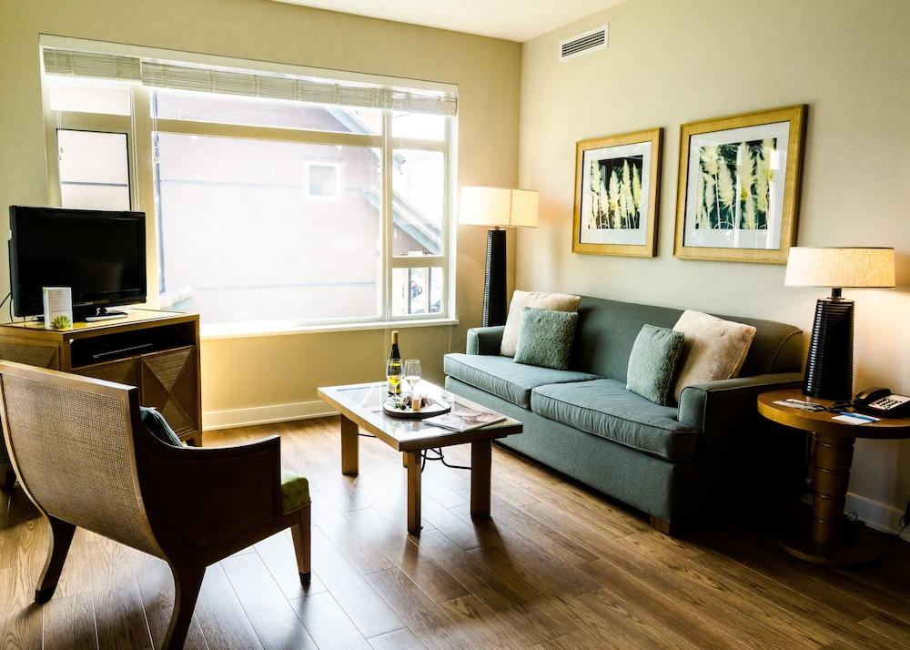 Hotel Watermark 4*
